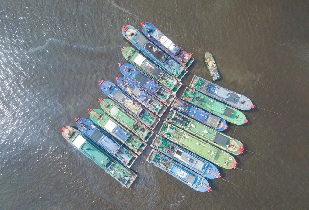 9月4日，船只在海南省?？谑行赂鄞a頭停靠避風（無人機照片）。新華社記者 蒲曉旭 攝