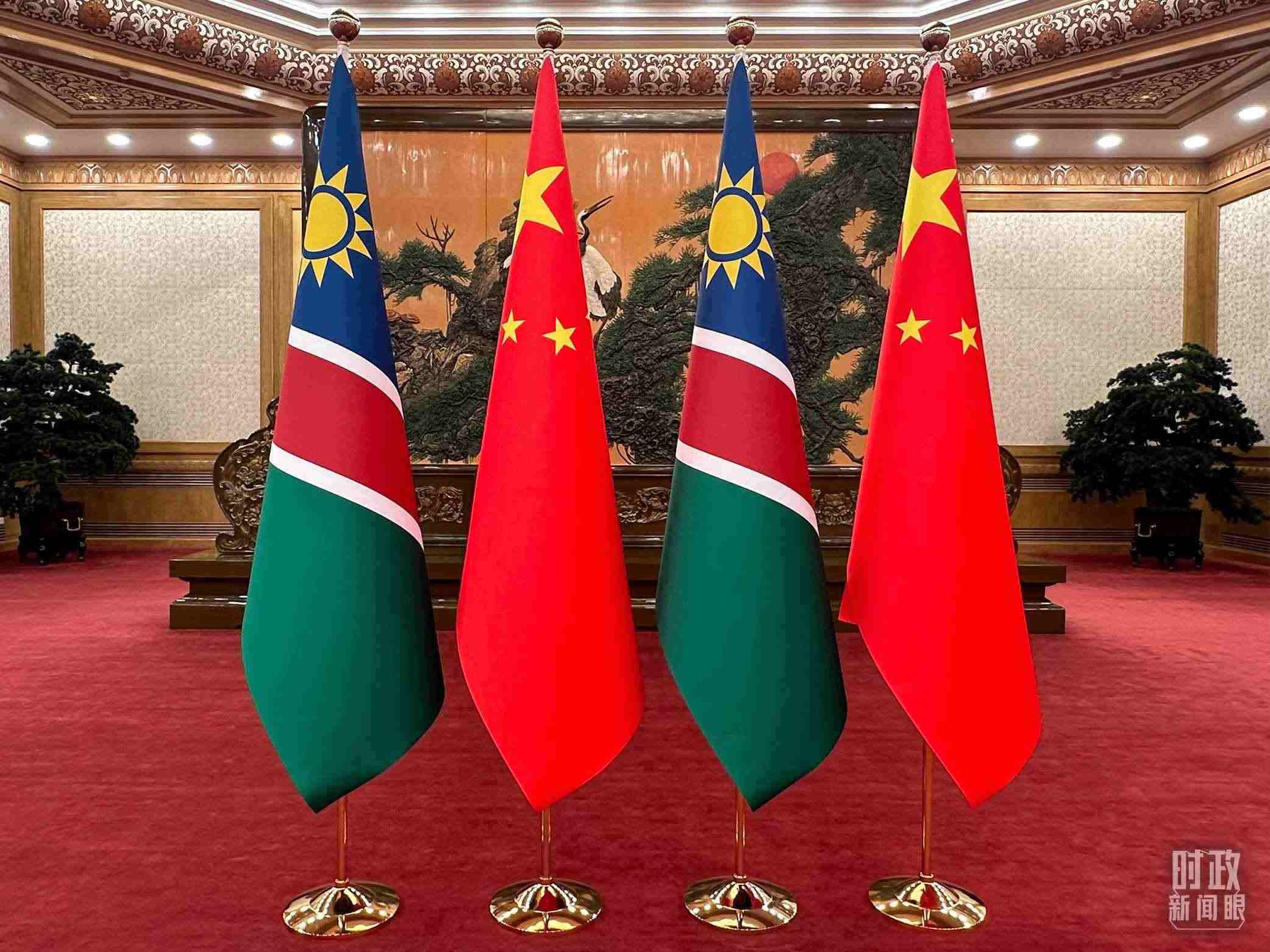  △雙邊會見現(xiàn)場的中國和納米比亞國旗。（總臺央視記者范一鳴拍攝）