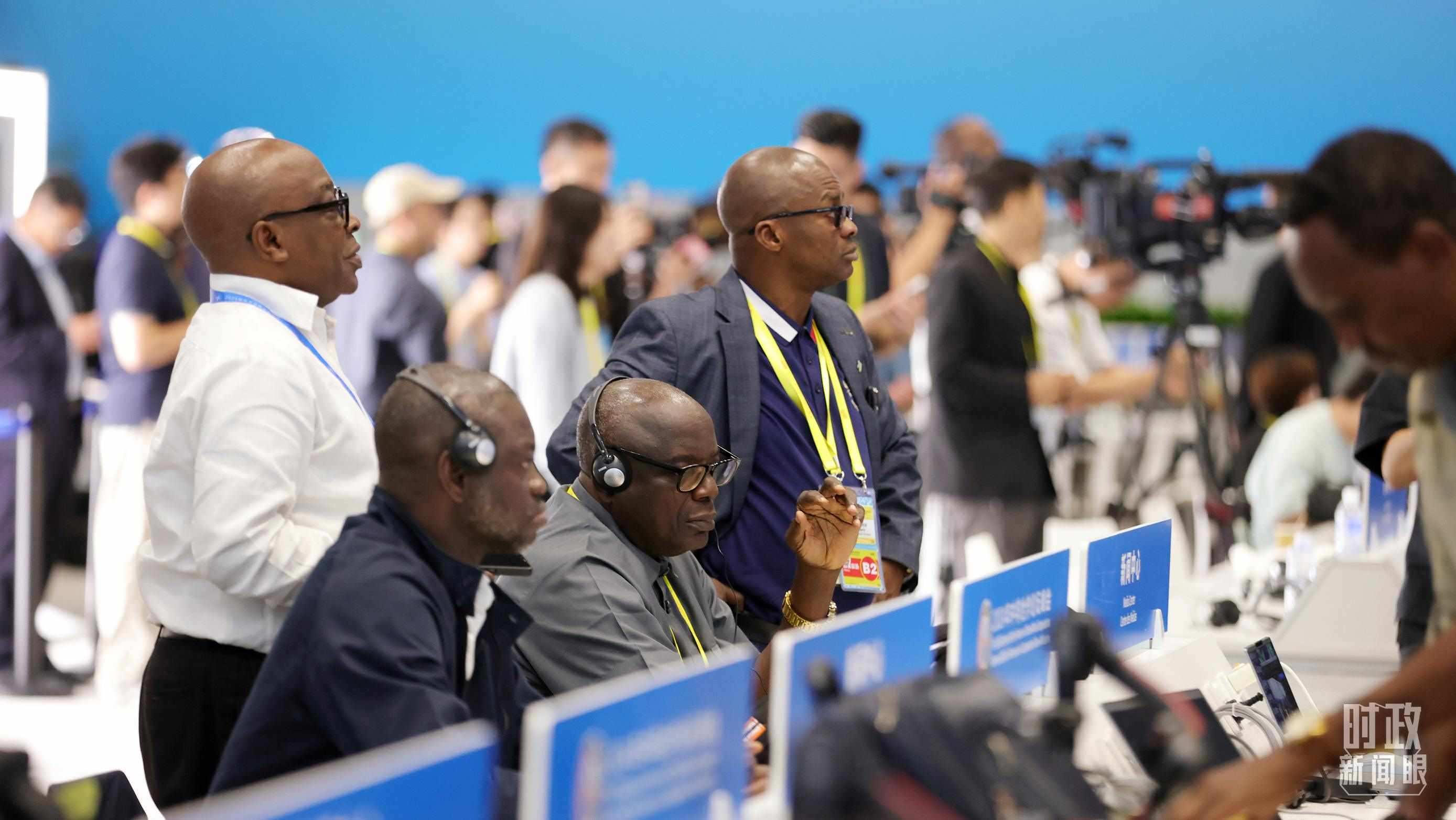  △媒體記者在人民大會堂和新聞中心參與峰會報道。（總臺央視記者范一鳴、魏幫軍拍攝）