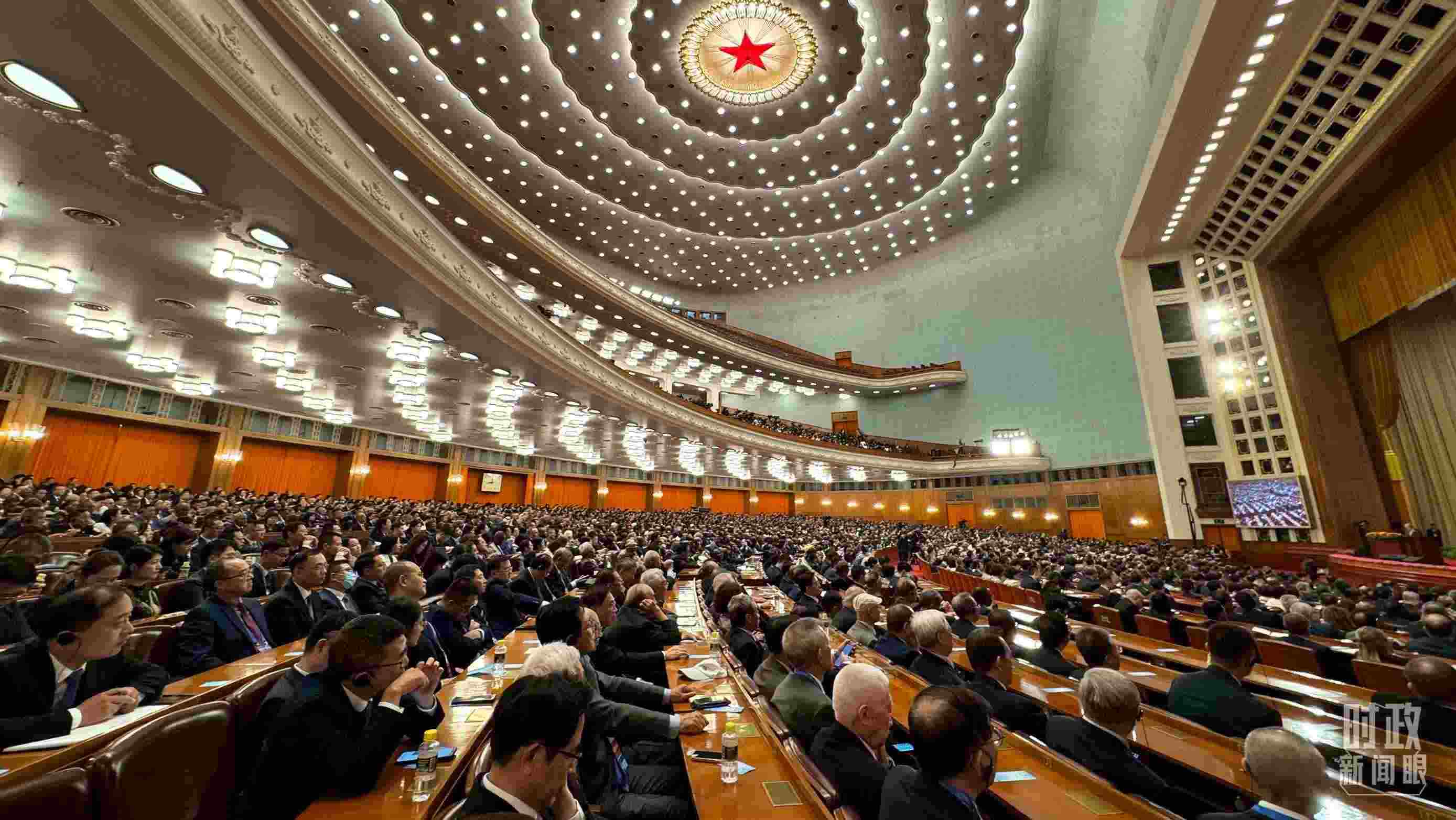  △中非合作論壇非方成員國國家元首、政府首腦、代表團團長及國際和地區(qū)組織負責人等中外各界人士3200余人出席開幕式。（總臺央視記者蔣碩拍攝）