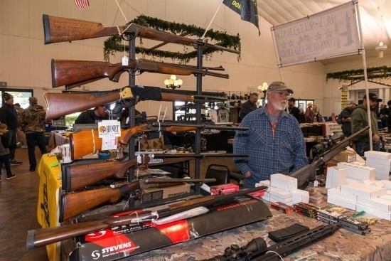 這是2022年1月22日在美國達(dá)拉斯槍展上拍攝的槍支。新華社發(fā)（李琳攝）