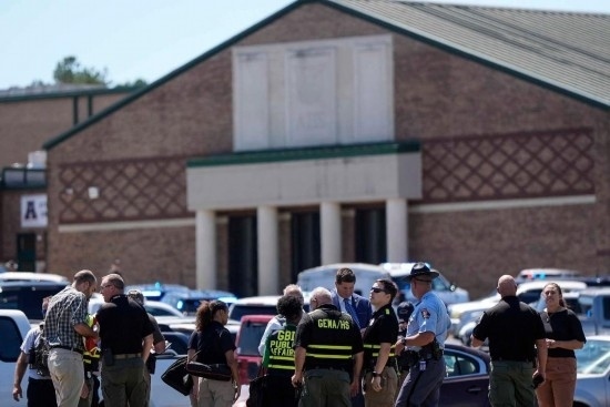 9月4日，在美國佐治亞州巴羅縣溫德市，警察聚集在發(fā)生槍擊事件的阿巴拉契高中外。新華社/美聯(lián)