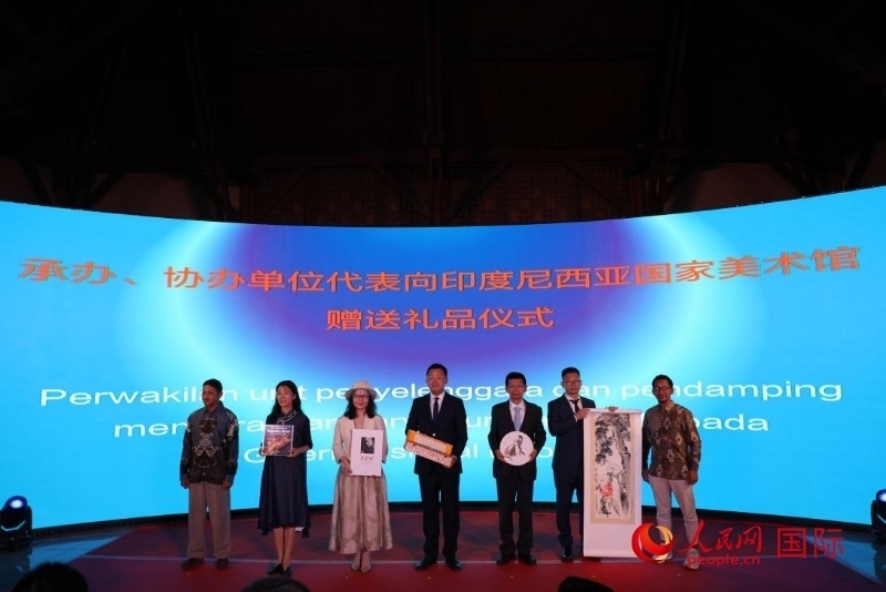 在展覽開幕式現(xiàn)場，本次展覽的承辦、協(xié)辦單位代表向印尼國家美術(shù)館贈送禮品。人民網(wǎng)記者 曹師韻攝