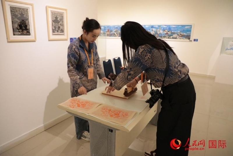 展覽現(xiàn)場的拓印技藝體驗工坊。人民網(wǎng)記者曹師韻攝