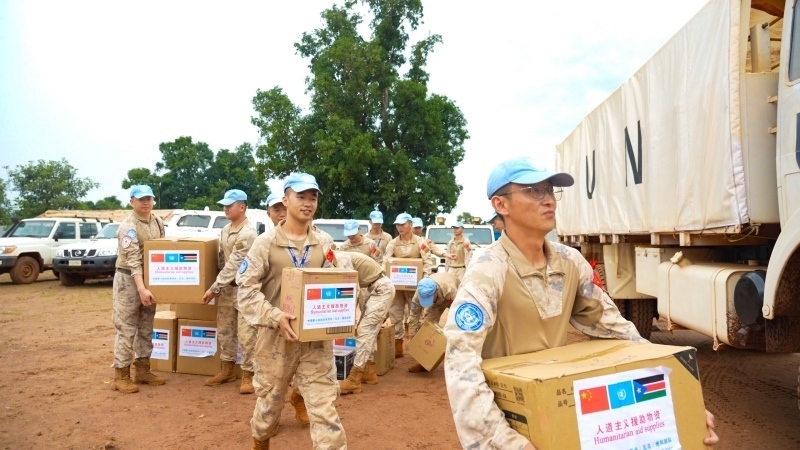 搬運(yùn)援助物資。孫千攝