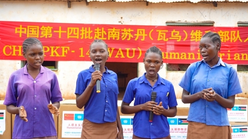 動(dòng)聽的歌聲歡迎中國官兵。王軍杰攝