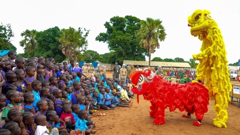 舞獅活動(dòng)引發(fā)現(xiàn)場熱烈掌聲。謝坤攝