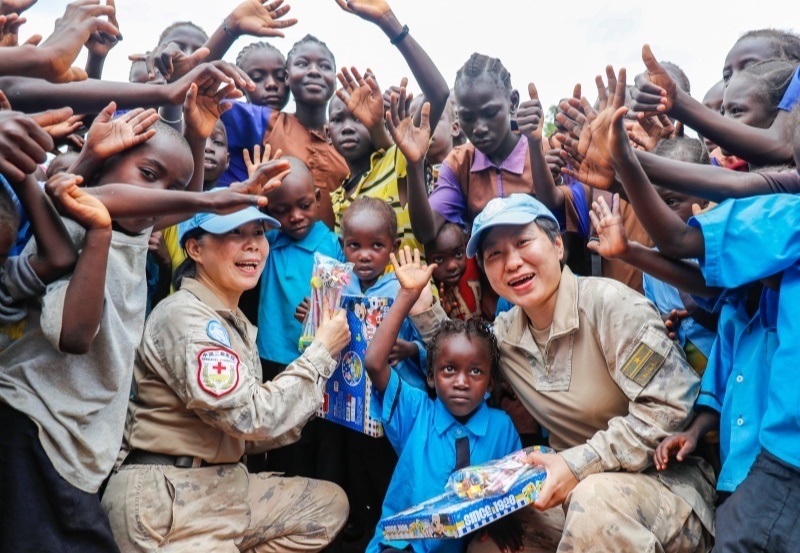 學(xué)生對中國官兵援助表達(dá)感謝。王皓宇攝