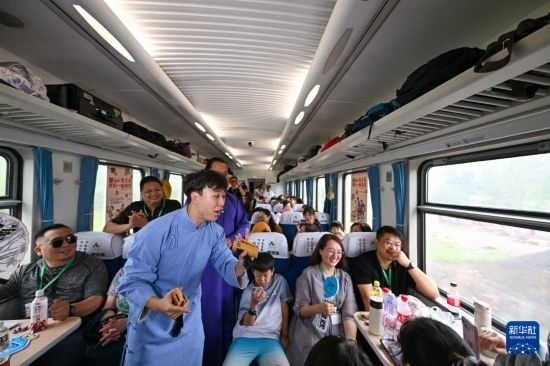 9月7日，相聲演員在S910列車上為旅客表演快板。