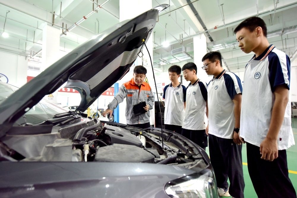 2024年6月7日，河北省邢臺市威縣職業(yè)技術(shù)教育中心教師在指導(dǎo)學(xué)生學(xué)習(xí)汽車維修技術(shù)。新華社記者 王曉 攝