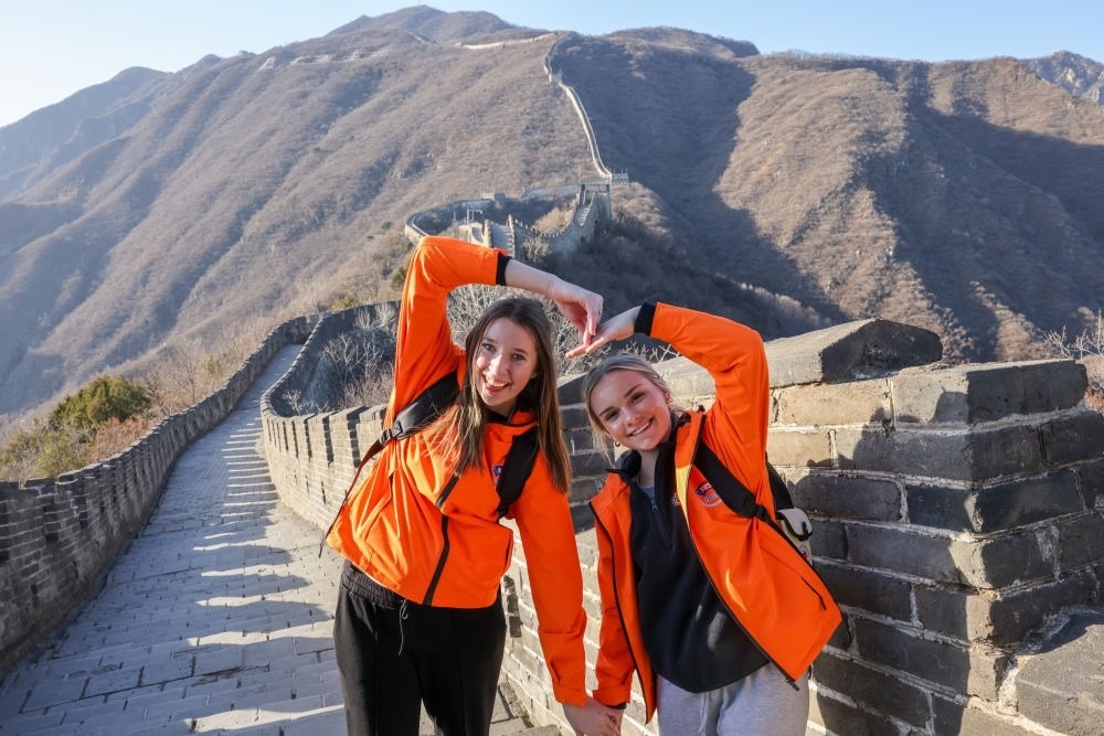 2024年3月20日，美國華盛頓州中學(xué)生代表團的成員在北京慕田峪長城留影。新華社記者 殷剛 攝