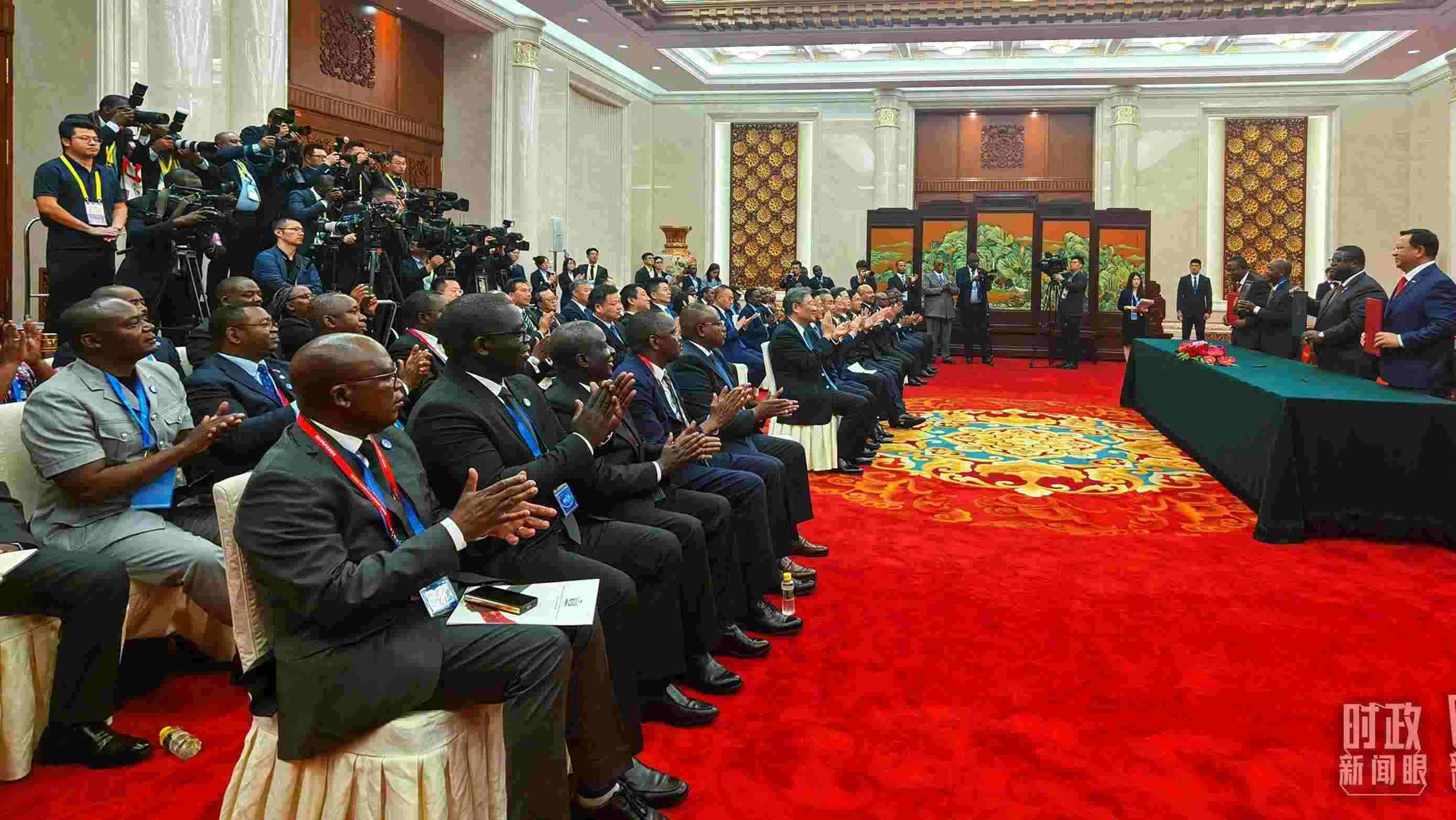 《坦贊鐵路激活項目諒解備忘錄》簽署現(xiàn)場。（總臺央視記者曹亞星拍攝）