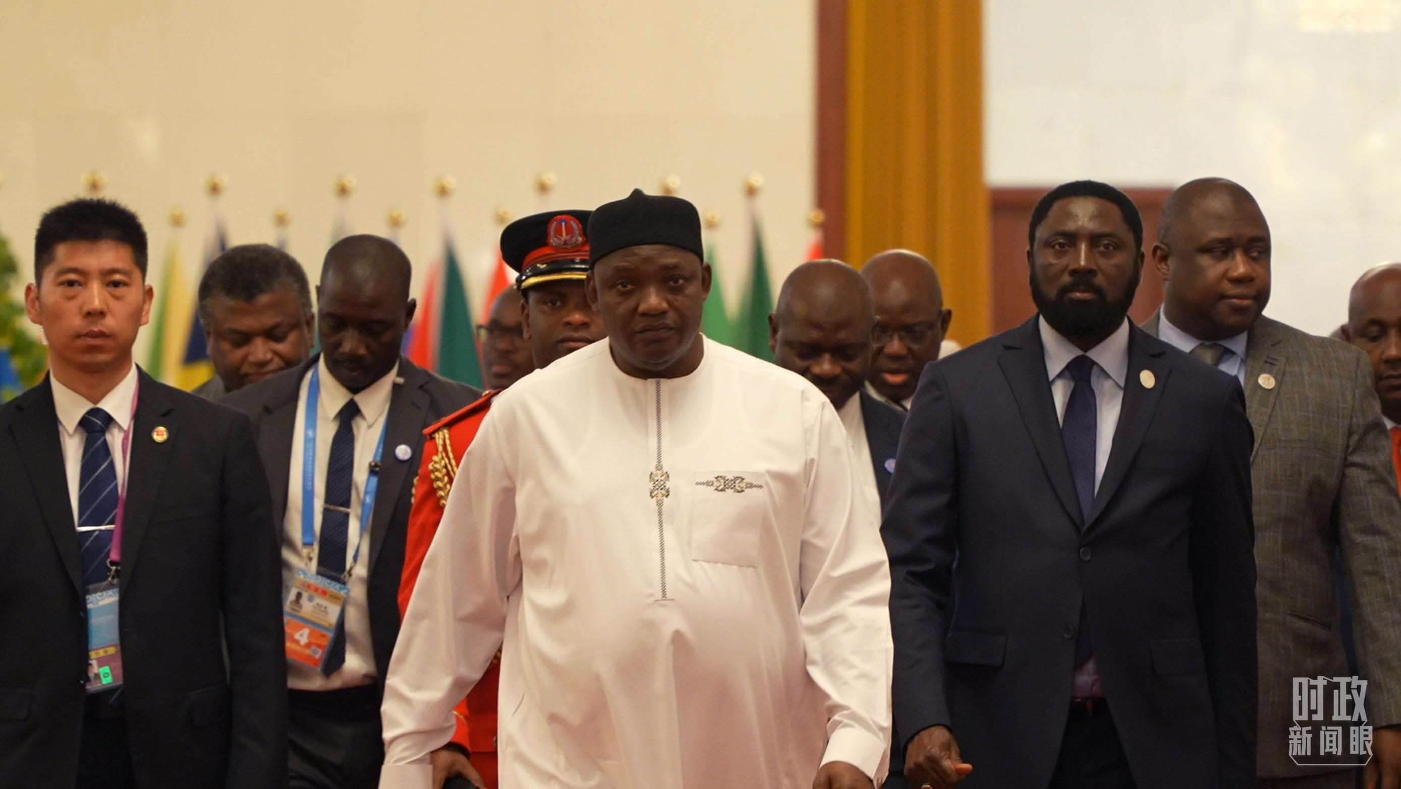 岡比亞總統(tǒng)巴羅走向會見廳。（總臺央視記者蔣碩拍攝）