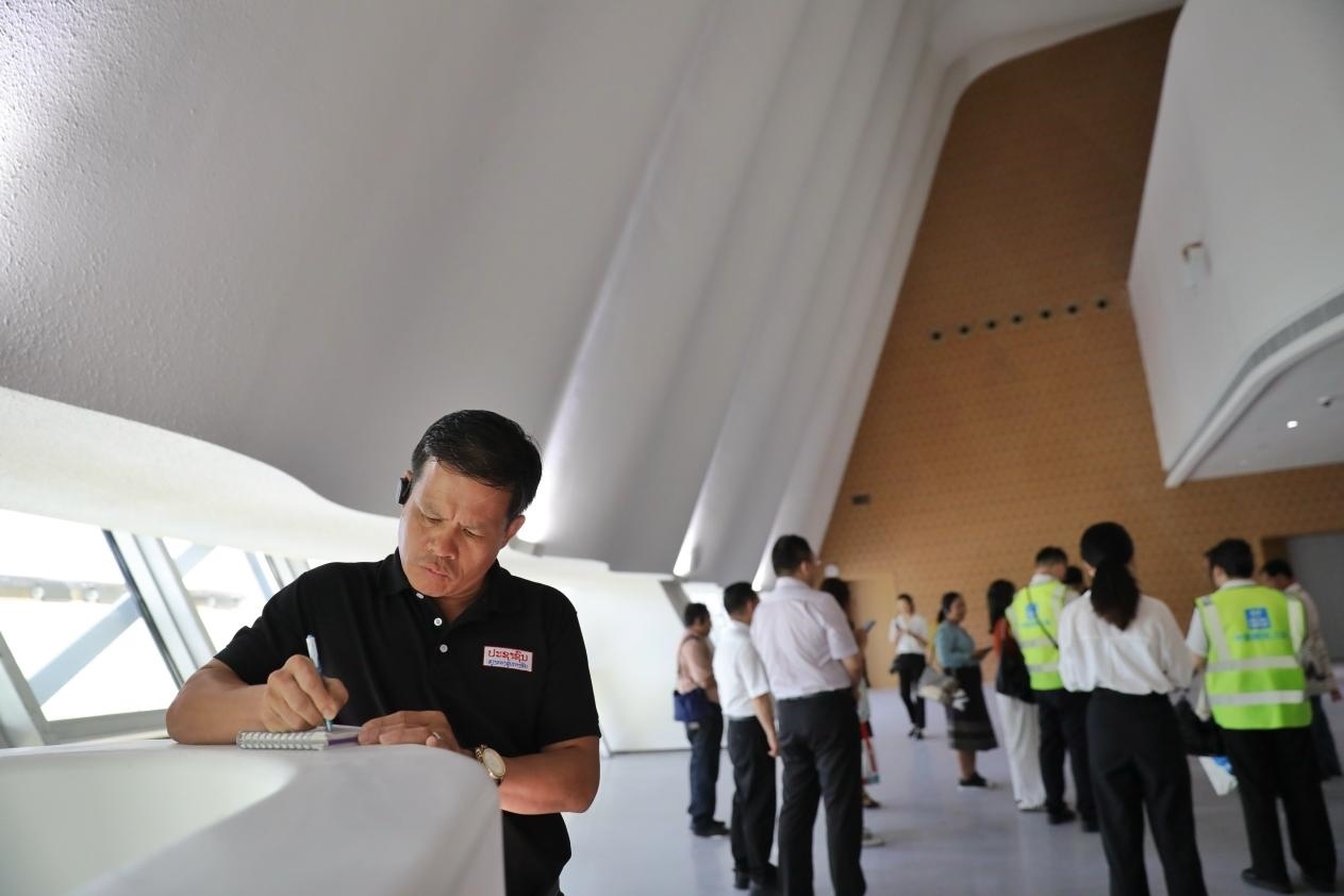 亞洲媒體考察團參觀綜合劇場外墻?！吨袊?jīng)濟周刊》記者 肖翊攝