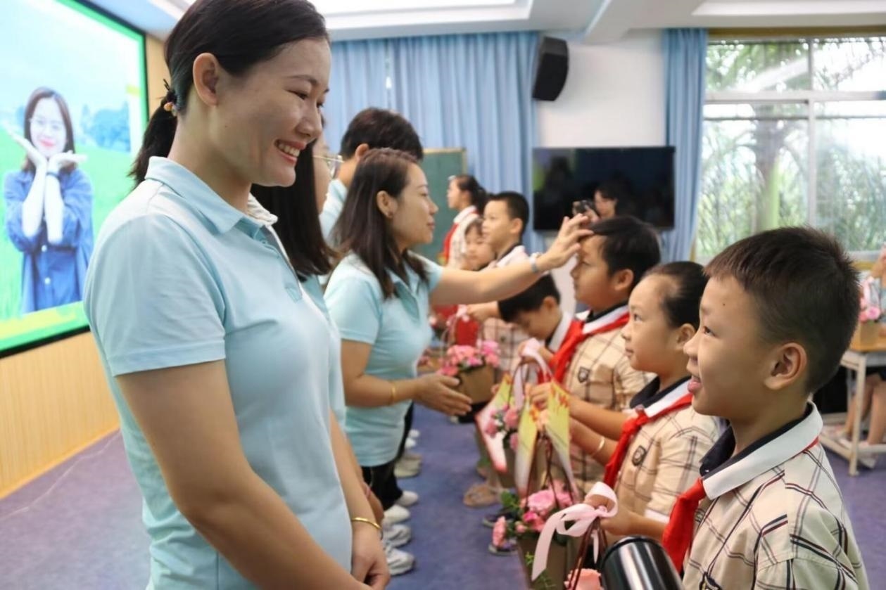 2023年教師節(jié)前，廣西南寧一所學(xué)校，學(xué)生向老師獻(xiàn)上鮮花、賀卡。