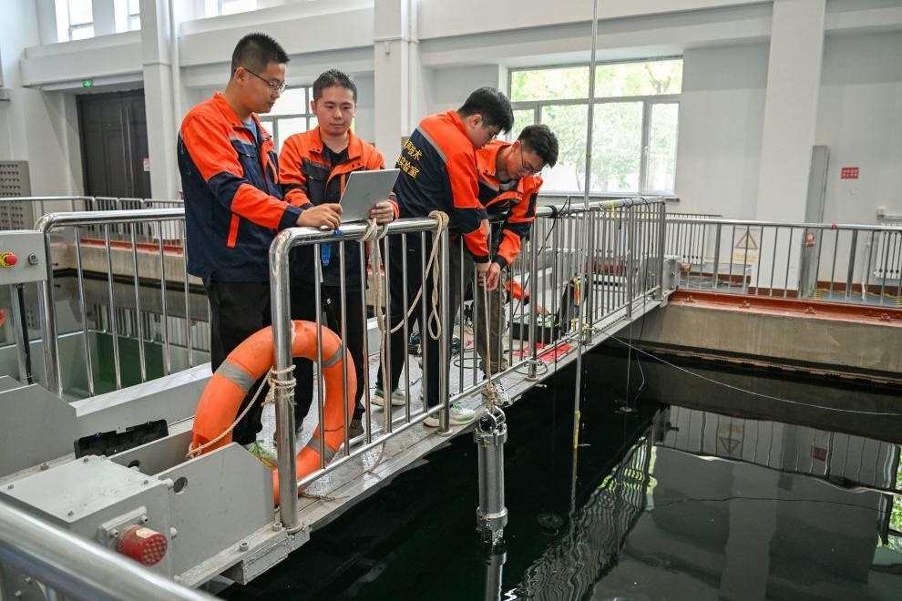 哈爾濱工程大學(xué)水聲工程學(xué)院學(xué)生在進行技術(shù)實驗。新華社記者王松 攝