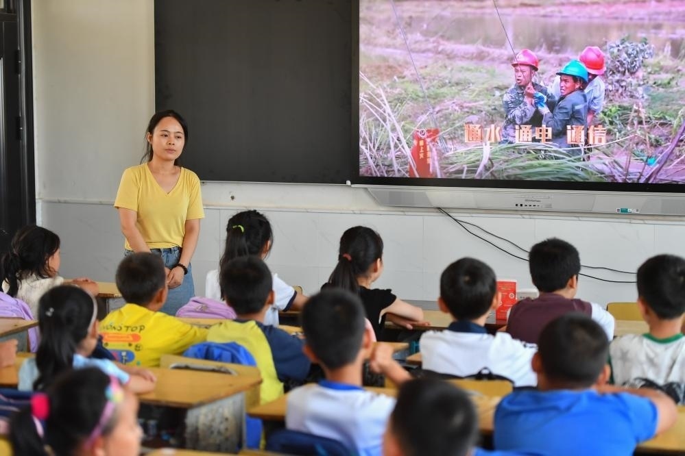 今年夏天，湖南華容縣等地遭受洪澇災(zāi)害。9月，華容縣一所學(xué)校，老師通過(guò)講述防災(zāi)救災(zāi)故事，引導(dǎo)孩子們知情、共情，汲取成長(zhǎng)的力量。