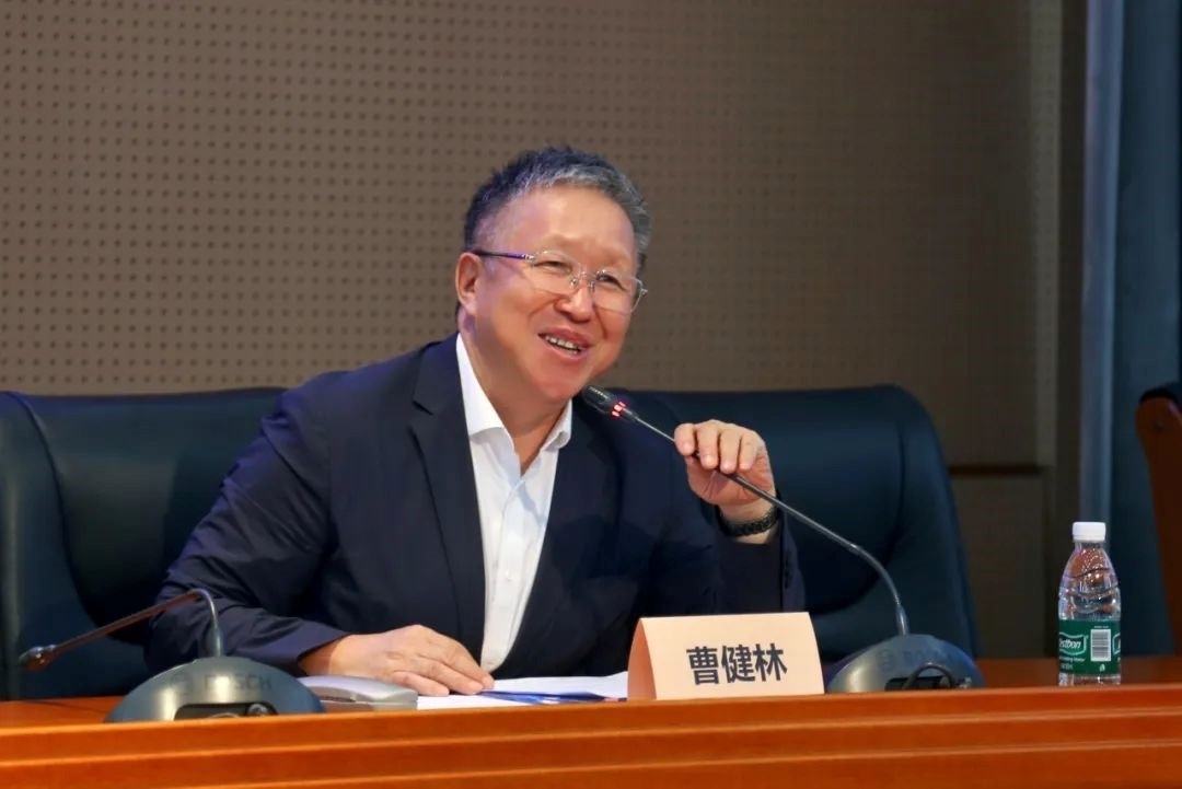 科技部原副部長、十三屆全國政協(xié)教科衛(wèi)體委員會副主任、現(xiàn)任季華實驗室理事長、主任曹健林致辭。主辦方供圖