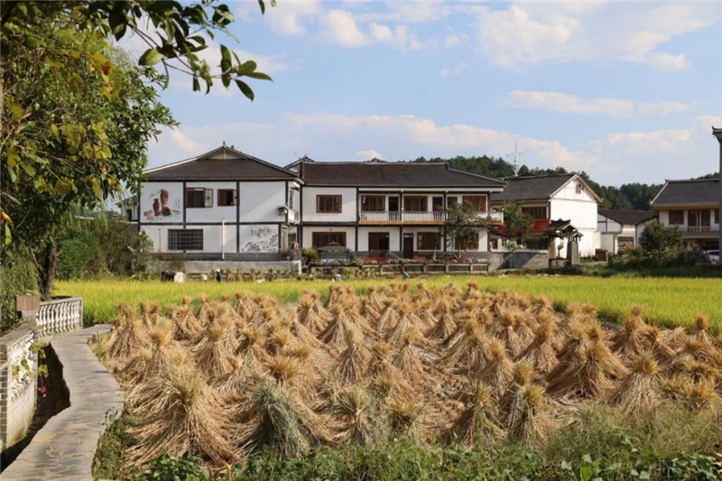 傳統(tǒng)的黔北村莊風(fēng)貌同現(xiàn)代民居元素相融合，人文風(fēng)光與生態(tài)自然風(fēng)景相結(jié)合，人與自然和諧共生。（俄羅斯《中國(guó)與俄羅斯》雜志社社長(zhǎng)奧列格·別列日內(nèi)赫攝）