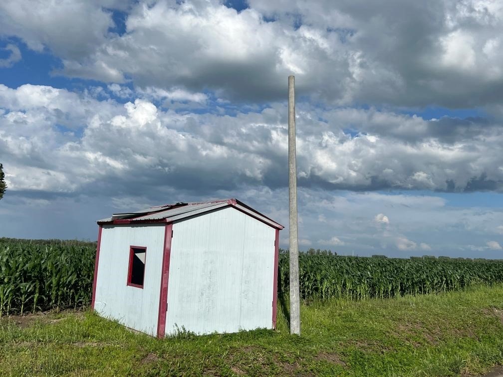 林甸縣一處保護(hù)水源井的鐵皮房出現(xiàn)破損，未見配套設(shè)備。新華社記者董寶森攝