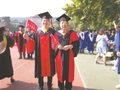 圖為李德仁（右）和學(xué)生肖雄武的合影。 肖雄武供圖