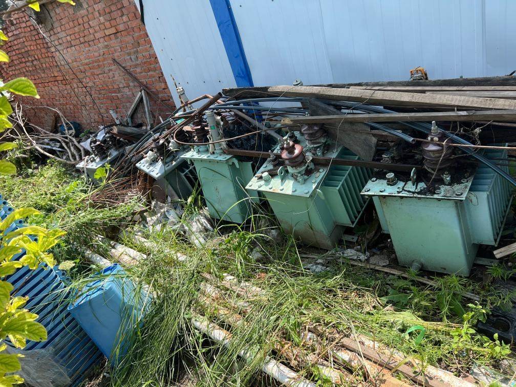 存放在農(nóng)戶家中的變壓器。新華社記者董寶森攝