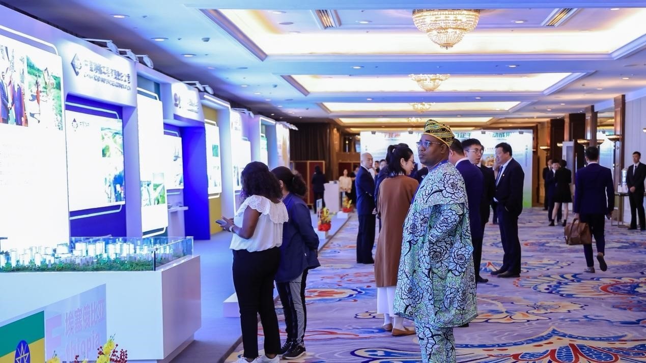 與會嘉賓參觀主題展覽。主辦方供圖