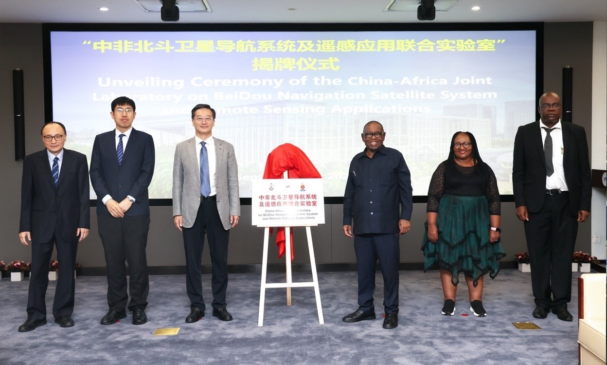 中非北斗衛(wèi)星導(dǎo)航系統(tǒng)及遙感應(yīng)用聯(lián)合實(shí)驗(yàn)室在北京航空航天大學(xué)揭牌。校方供圖