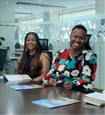 支隊成員在CGTN非洲總站與當(dāng)?shù)赜浾呓涣鳌Ｄ氯瓞摂z