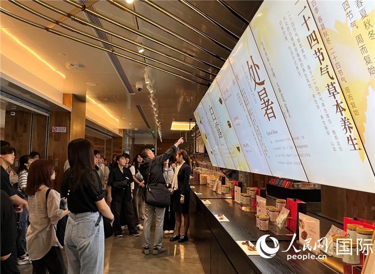 2. 日中友好協會青年代表團一行學習24節(jié)氣養(yǎng)生知識。（人民網記者陳思 攝）