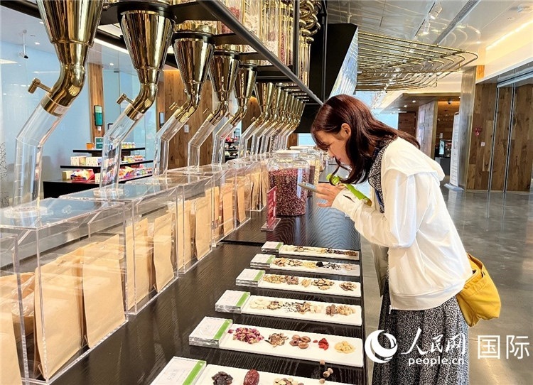 4. 代表團團員對新中式茶飲的食材充滿興趣。（人民網記者陳思 攝）