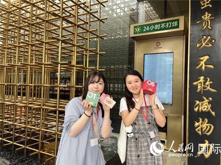 5. 代表團團員展示通過無人售藥機購買的盲盒。（人民網記者陳思 攝）