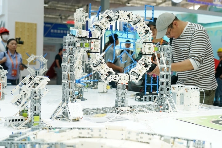 2024年9月11日，記者在服貿(mào)會(huì)首鋼園區(qū)教育服務(wù)館采訪。新華社記者 張晨霖 攝