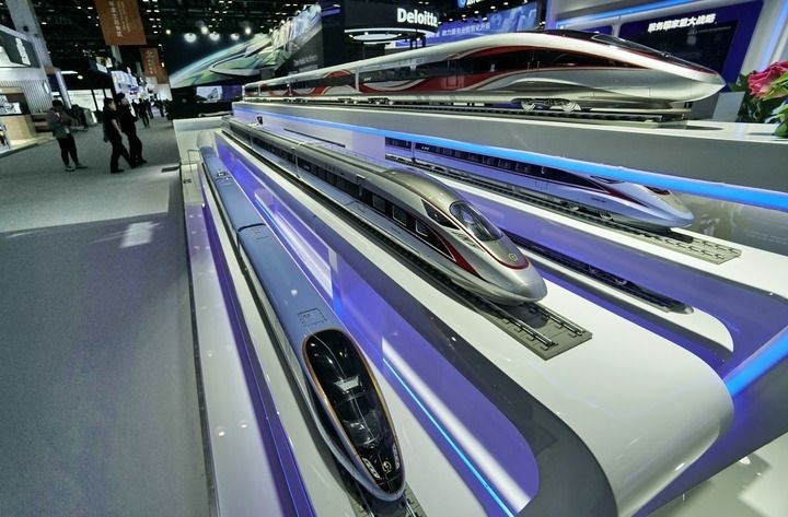 2024年9月11日拍攝的國(guó)家會(huì)議中心會(huì)場(chǎng)內(nèi)的展臺(tái)。新華社記者 李欣 攝