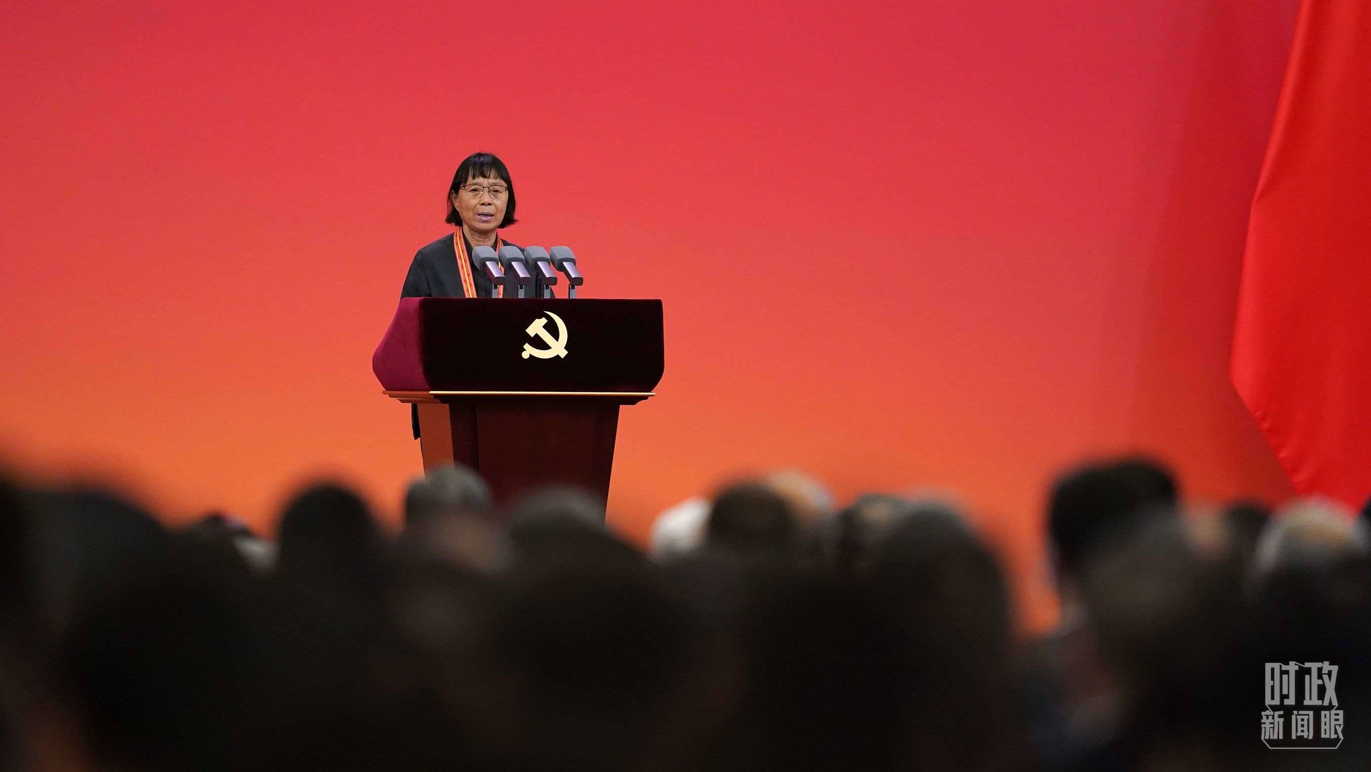  △2021年6月，幫助數(shù)千名貧困山區(qū)女孩圓夢大學(xué)的人民教師張桂梅，代表“七一勛章”獲得者發(fā)言。（總臺國廣記者李晉拍攝）