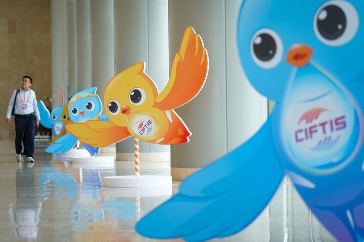 2024年9月11日在國(guó)家會(huì)議中心拍攝的服貿(mào)會(huì)吉祥物“福燕”形象。新華社記者 陳鐘昊 攝