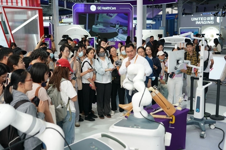 2024年9月11日，記者在服貿(mào)會(huì)首鋼園區(qū)健康衛(wèi)生服務(wù)館采訪。新華社記者 張晨霖 攝