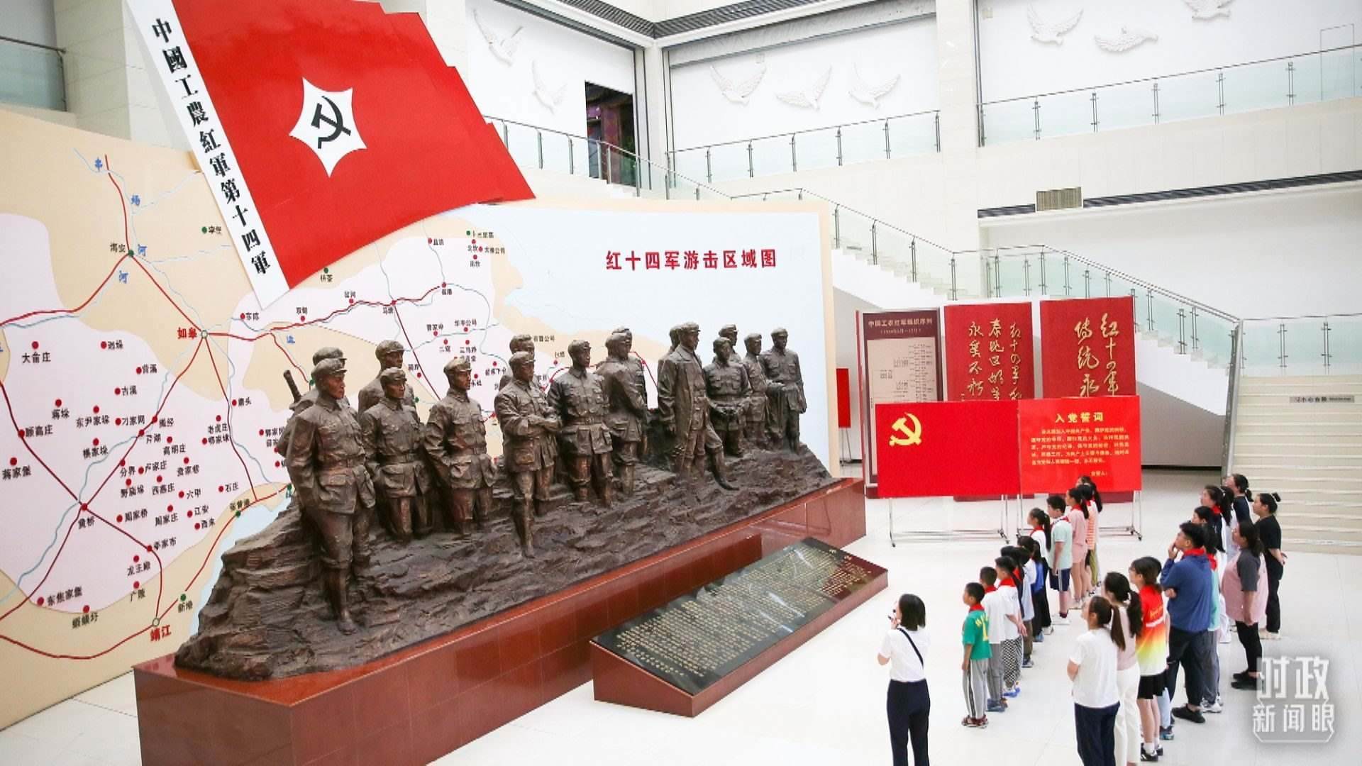 △2024年7月，江蘇南通，學(xué)生們參加暑期思政課實踐活動，參觀紅十四軍紀念館。（圖/視覺中國）