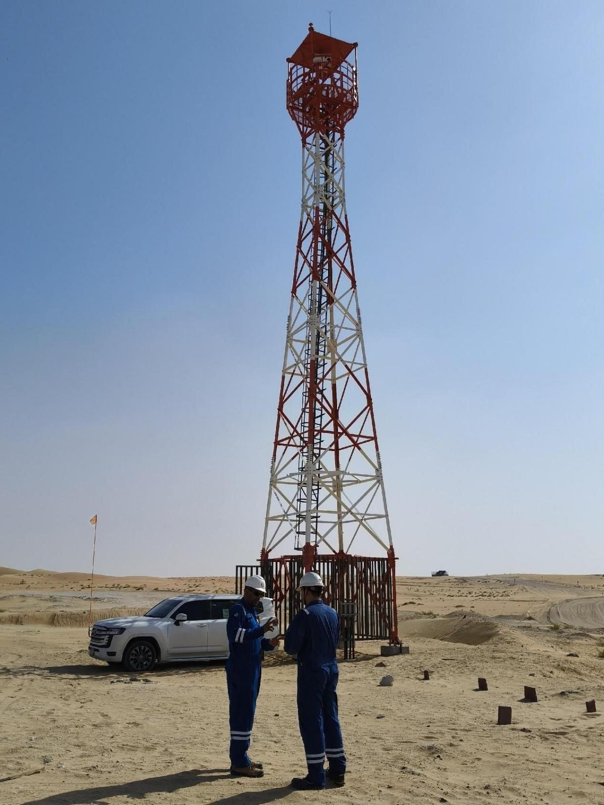 工作人員在調(diào)試紅外線氣體監(jiān)測及智能預(yù)警系統(tǒng)。振華石油供圖