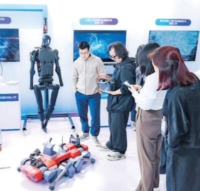 普陀區(qū)“中華武數(shù)”科創(chuàng)集市上，展位工作人員在向觀眾展示機(jī)器人。資料圖片