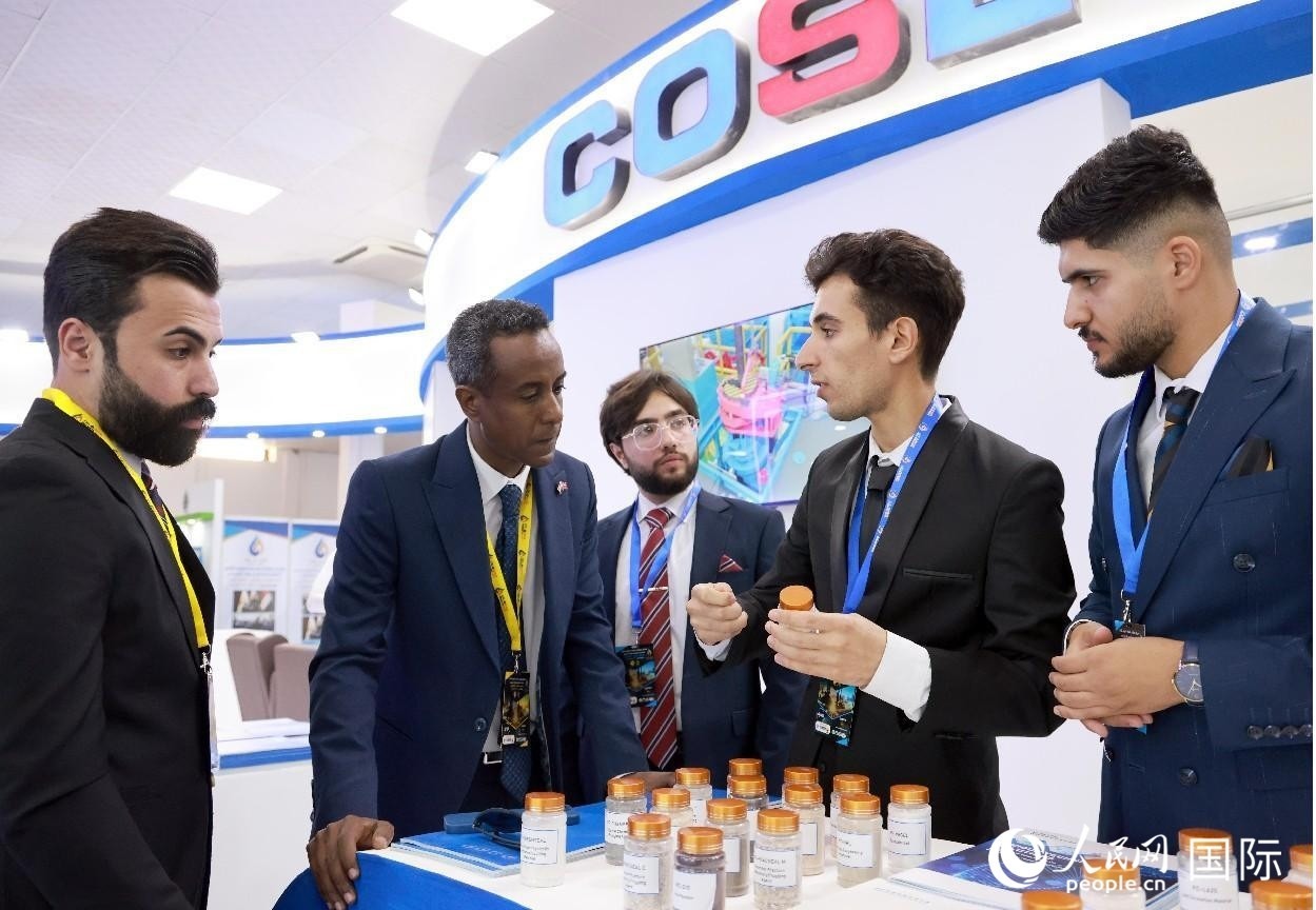 圖為中海油服工作人員在介紹產(chǎn)品。人民網(wǎng)記者 管克江攝