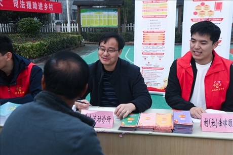 2022年11月9日，在杭州市臨安區(qū)太陽鎮(zhèn)上太陽村，臨安區(qū)太陽司法所所長方凱（右二）現(xiàn)場解答法律問題。 新華社記者 徐昱 攝