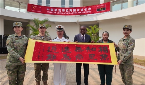 向內(nèi)圖大學(xué)贈送書法作品。內(nèi)圖大學(xué)孔子學(xué)院供圖