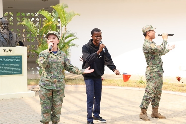 孔院學(xué)生與中國海軍官兵合唱《天地龍鱗》。內(nèi)圖大學(xué)孔子學(xué)院供圖