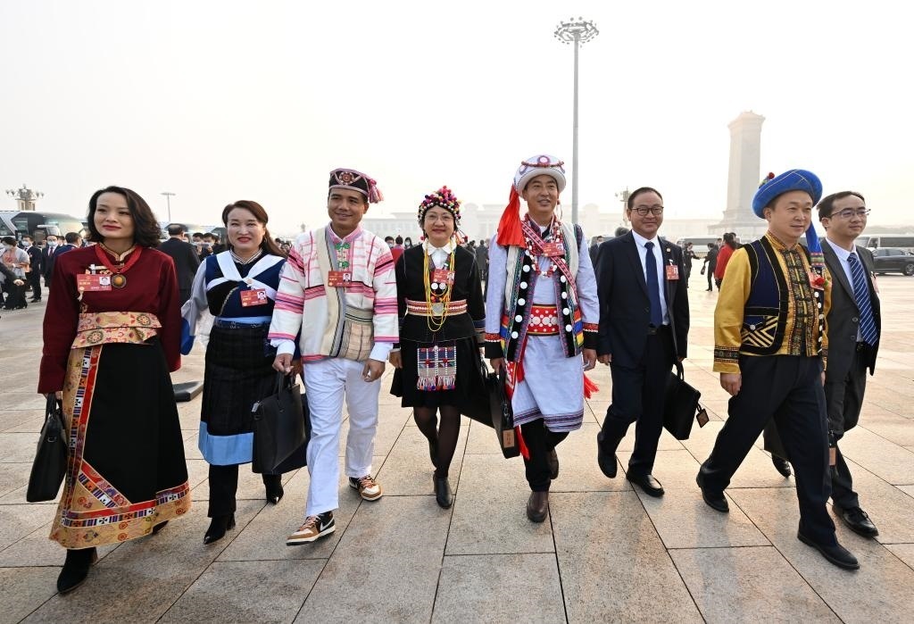 2023年3月5日，第十四屆全國人民代表大會第一次會議在北京人民大會堂開幕。這是全國人大代表走向會場。新華社記者 陳益宸 攝