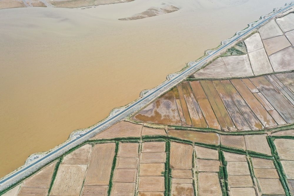 2024年5月26日在內(nèi)蒙古巴彥淖爾市臨河區(qū)拍攝的黃河（無人機(jī)照片）。巴彥淖爾市位于黃河“幾字彎”北端，擁有富饒的河套灌區(qū)，引黃灌溉面積達(dá)1000多萬畝。近年來，在引黃灌溉工程支撐下，河套灌區(qū)年均糧食總產(chǎn)量達(dá)60億斤以上。