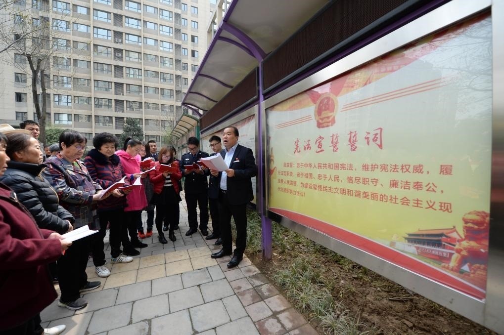 2018年3月20日，陜西寶倫律師事務(wù)所專職律師白銀濤（右一）在西安華遠(yuǎn)君城社區(qū)宣傳憲法知識。新華社記者 李一博 攝