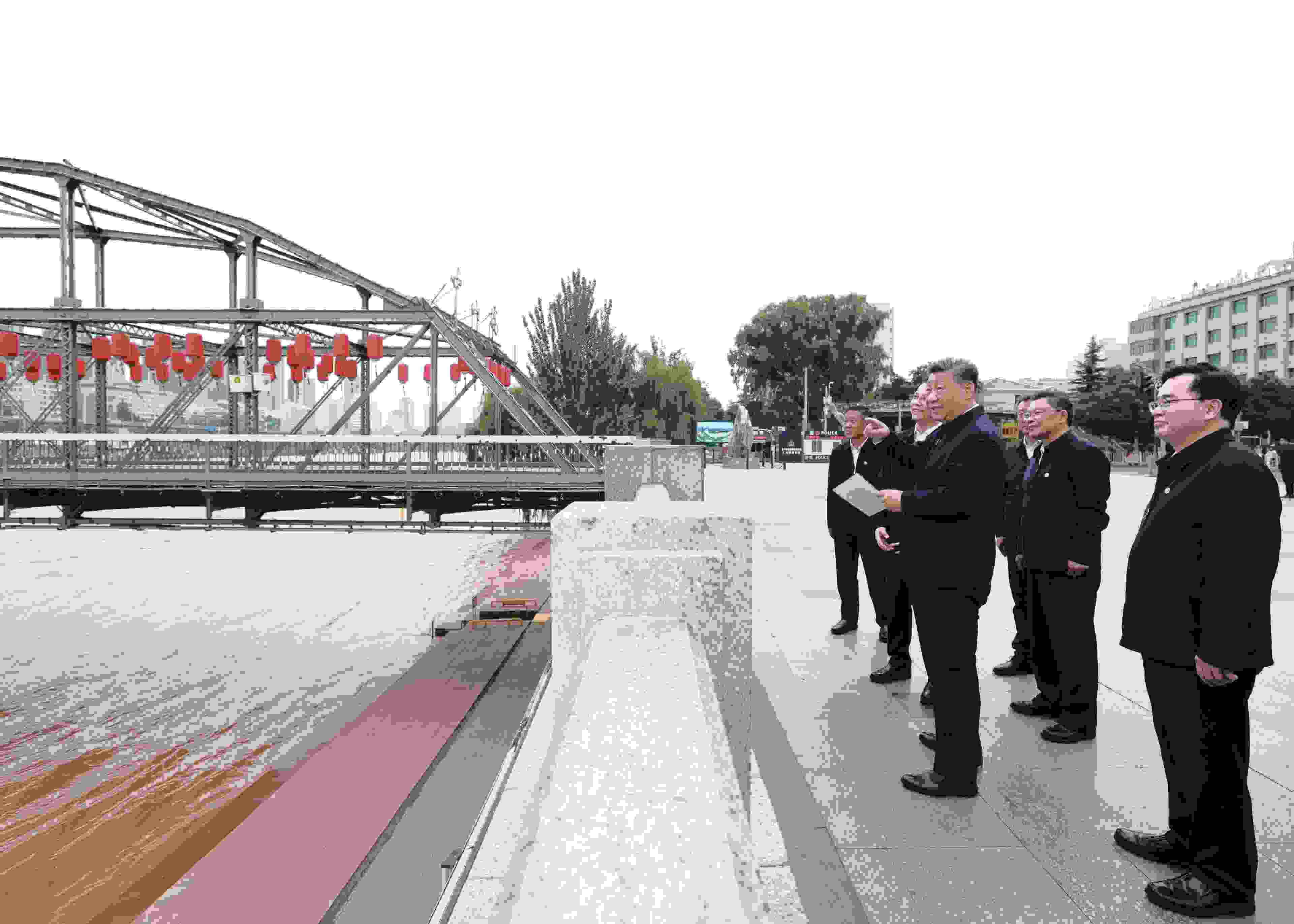 △ 2024年9月11日，習近平總書記來到甘肅省蘭州市黃河蘭州中山橋段，了解當?shù)赝苿狱S河流域生態(tài)保護情況。