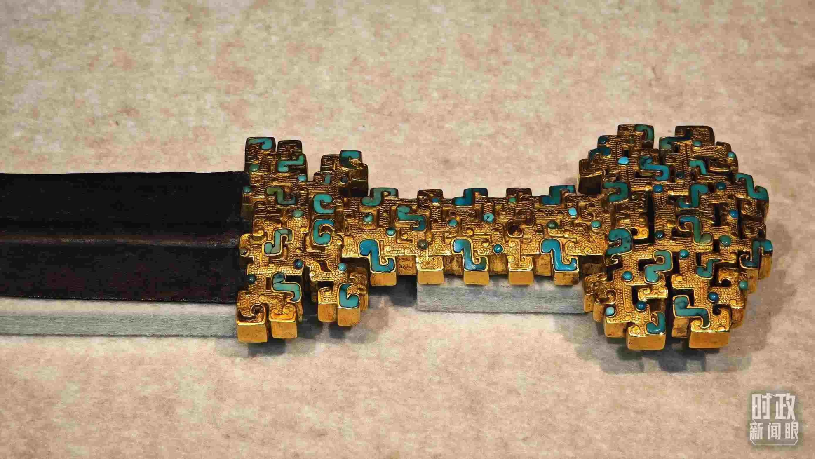 △這是1992年寶雞市益門二號(hào)墓出土的金柄鐵劍，劍柄嵌有綠松石。（總臺(tái)央視記者彭漢明拍攝）