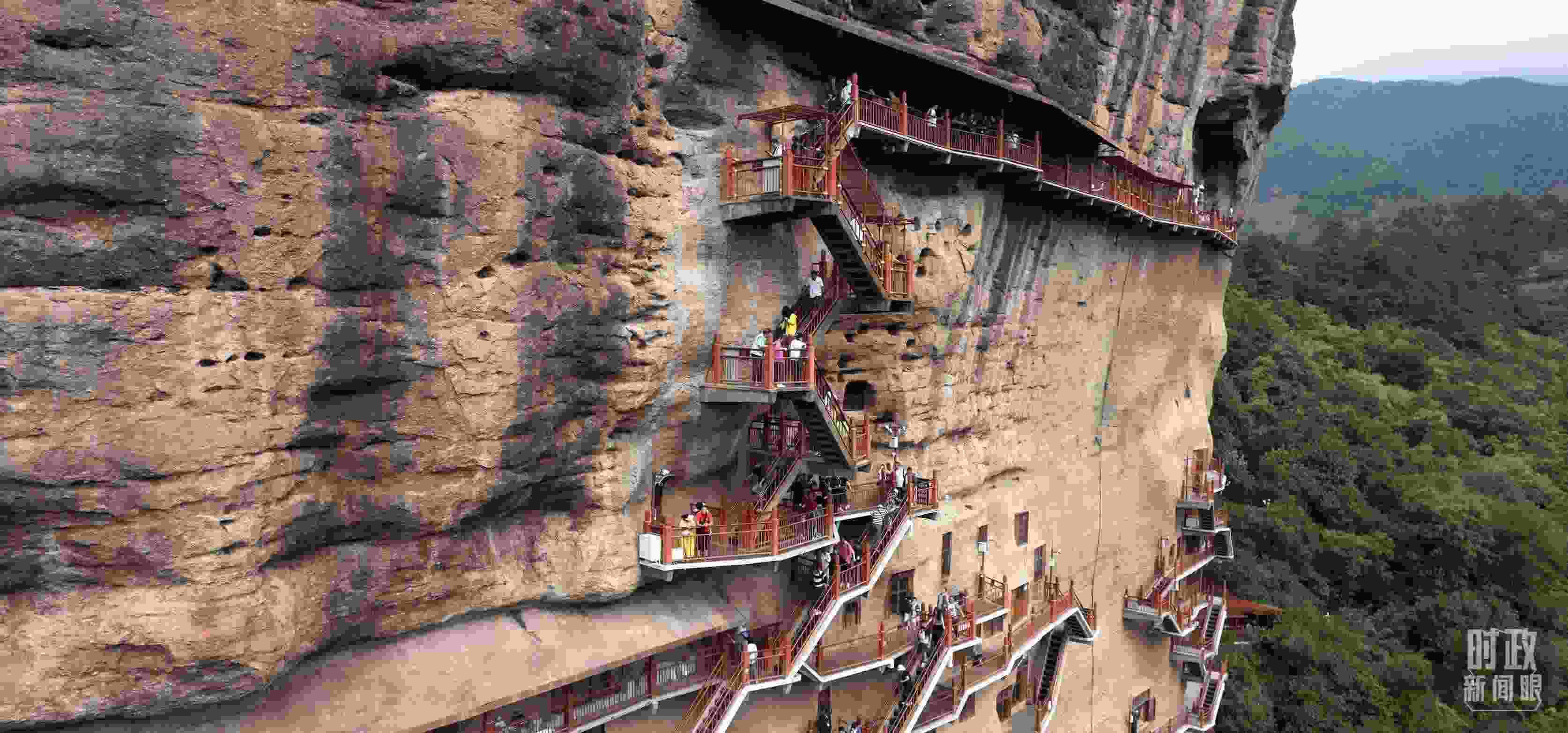 △麥積山石窟是國(guó)家5A級(jí)旅游景區(qū)，2024年上半年累計(jì)接待游客57萬(wàn)人。（總臺(tái)國(guó)廣記者李晉拍攝）